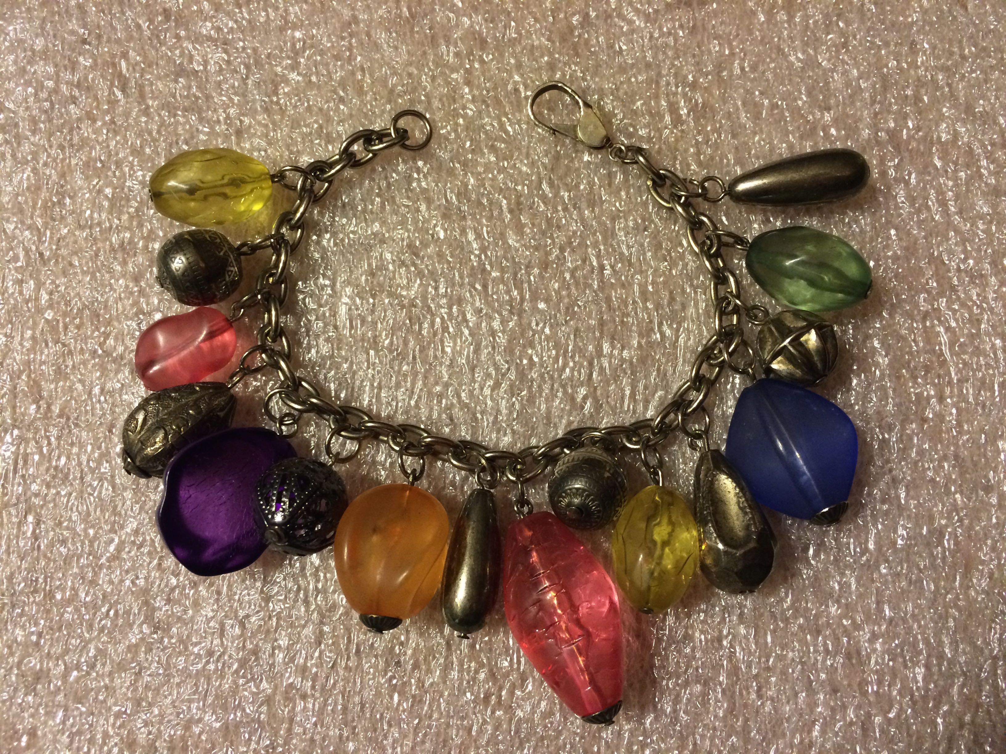 ACRYLIC & LUCITE - 1950s Lucite & Silver Metal Charm Bracelet (8” in length)