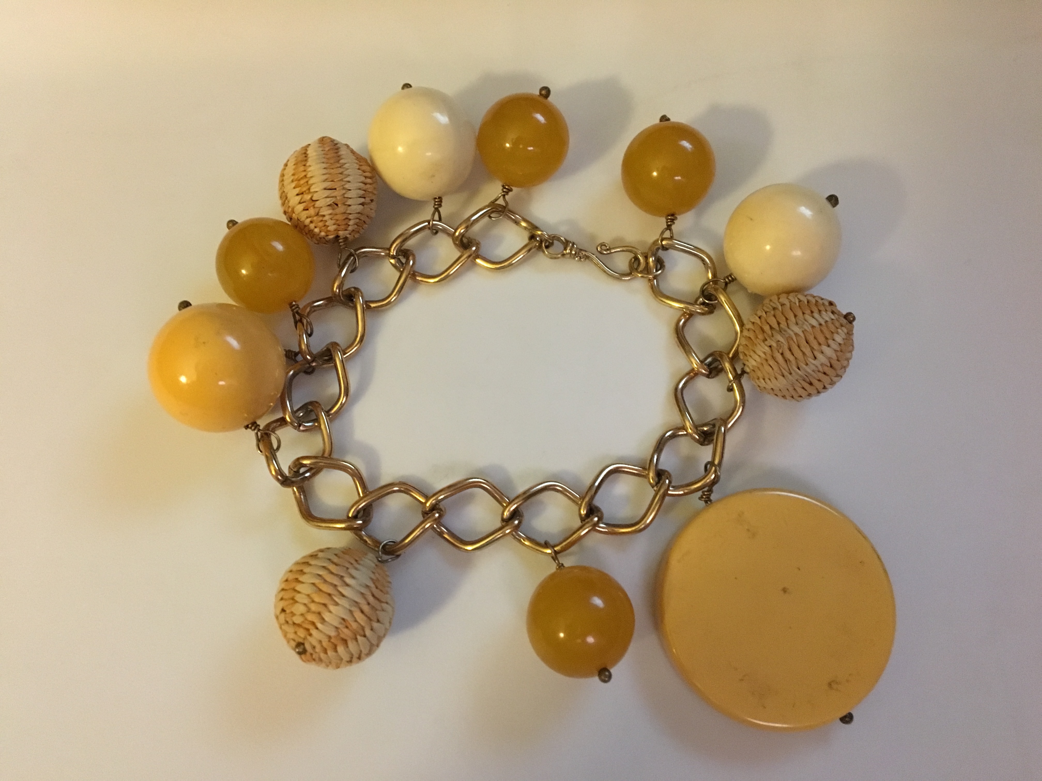 ACRYLIC & LUCITE - 1950s Lucite & Woven Wood Bead Charm Bracelet (8” in length)