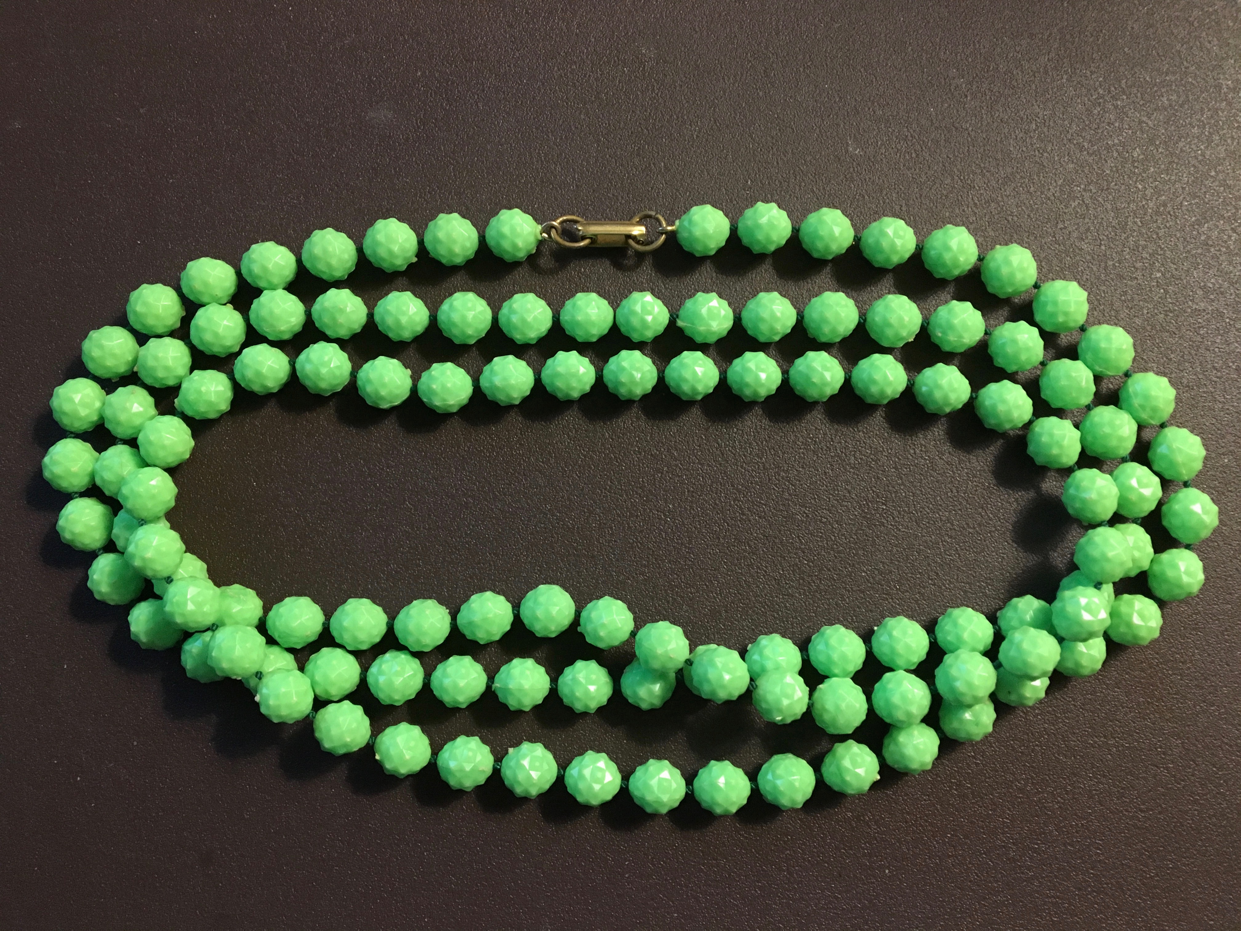 ACRYLIC & LUCITE - 1950s Green Pebble Bead Flapper Bead Necklace (39” L)